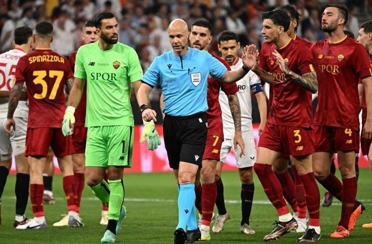 Wasit yang memimpin laga Sevilla vs AS Roma, Anthony Taylor. (AFP/Attila Kisbenedek)