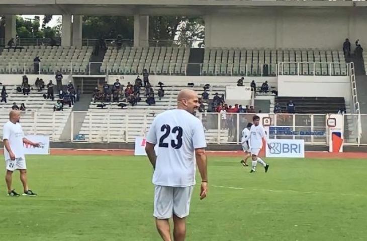 Juan Sebastian Veron saat bermain sepak bola tanpa alas kaki di Stadion Madya GBK, Kamis (1/6). (ANTARA/Zaro Ezza Syachniar)
