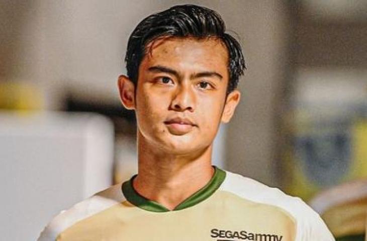 Pemain Tokyo Verdy Pratama Arhan diparkir oleh pelatih. (Instagram/@jleagueintl)