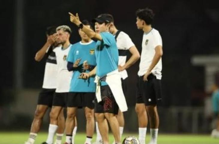 Pelatih Shin Tae-yong saat memimpin pemusatan latihan atau training camp (TC) Timnas Indonesia di Surabaya, Jawa Timur, jelang FIFA Matchday Juni 2023 kontra Palestina dan Argentina. [PSSI]