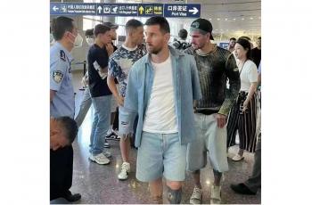 Tampak Santuy Abis, Lionel Messi Gunakan Outfit Celana Pendek saat Tiba di Cina