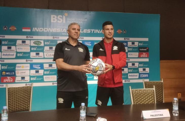 Pelatih Palestina, Makram Dabboub, usai memberikan keterangan pers menjelang duel lawan Timnas Indonesia. (www.mxkc.sbs/Gagah Seno)