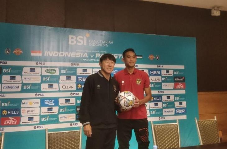 Shin Tae-yong bersama Rizky Ridho saat konferensi pers sebelum laga melawan Palestina (www.mxkc.sbs/Gagah Radhitya)