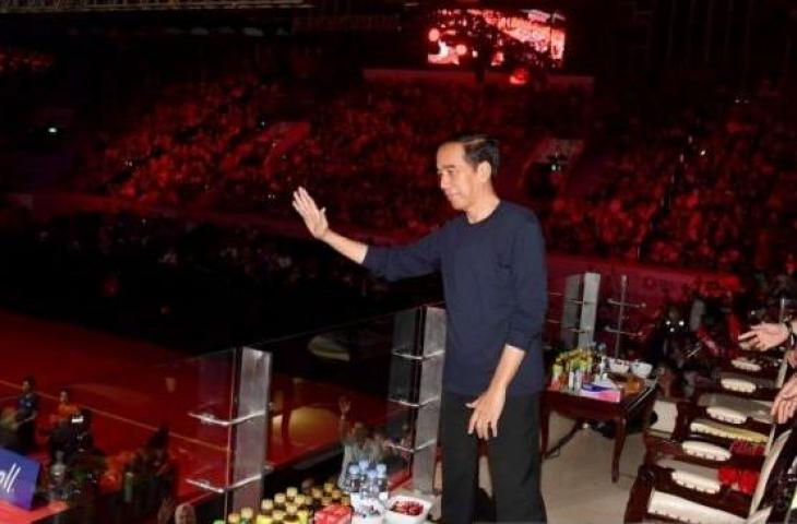 Presiden Joko Widodo menyaksikan laga semifinal Indonesia Open 2023 di Gelora Bung Karno, Jakarta, Sabtu (16/6) malam. (ANTARA/HO-Biro Pers Sekretariat Presiden/Rusman)