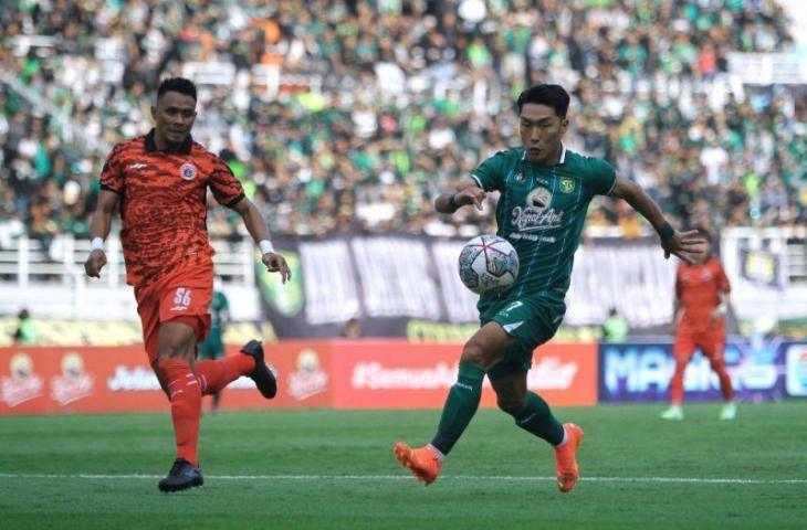 Pemain Persebaya Song Ui-young (kanan) dijaga oleh Maman Abdurahman (kiri) saat laga 