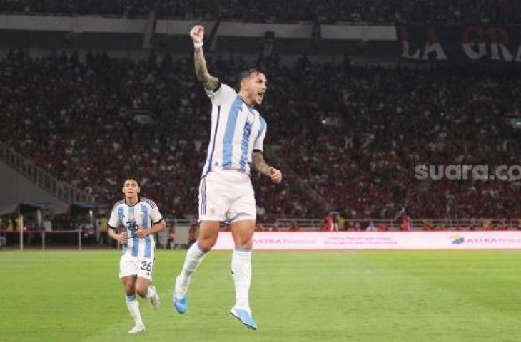 Pemain Timnas Argentina Leandro Paredes rayakan gol ke gawang Timnas Indonesia dalam pertandingan FIFA Matchday di Stadion Utama Gelora Bung Karno, Senin (19/6/2023). [Suara.com/Dwi Bowo Raharjo]