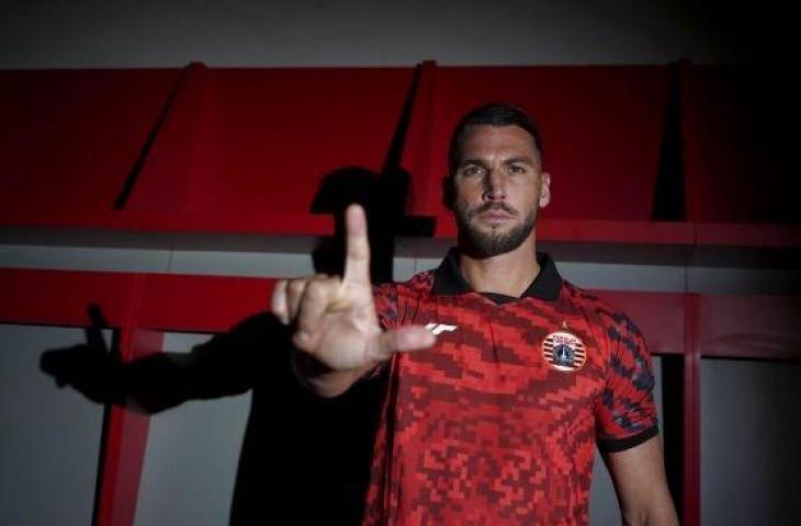 Penyerang Persija Jakarta Marko Simic saat diperkenalkan sebagai penandatanganan pemain baru, Selasa (20/6/2023). (dok.Persija)