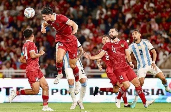 Pemain Timnas Indonesia, Elkan Baggot sedang menyundul bola.(Instagram/elkanbaggott)