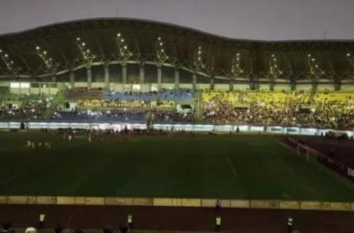 Pertandingan Persija Jakarta vs Ratchaburi FC diwarnai insiden mati lampu. (Instagram @lambeturah_bola)