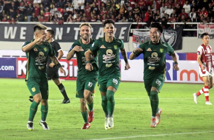 Striker Persebaya Surabaya, Bruno Moreira berselebrasi usai mencetak gol ke gawang Persis Solo. [Suara.com/Ronald Seger Prabowo]