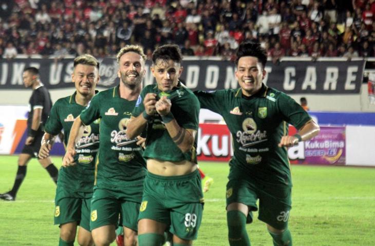 Striker Persebaya Surabaya, Bruno Moreira berselebrasi usai mencetak gol ke gawang Persis Solo. [Suara.com/Ronald Seger Prabowo]