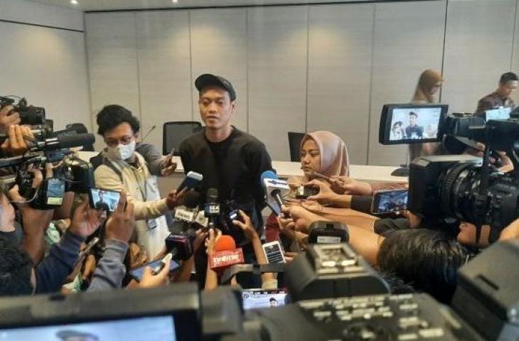 Eks pemain Timnas Indonesia Kurnia Meiga bersama istrinya Azizah di Menara Danareksa, Jakarta. (Suara.com/Adie Prasetyo Nugraha)