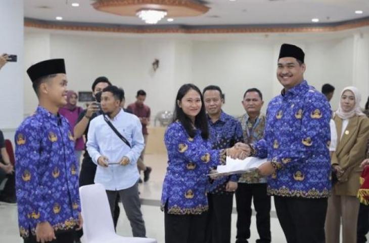 Anthony Sinisuka Ginting (kiri) dan Felda Elvira Santoso (tengah) menerima SK pengangkatan PNS Kemenpora dari Menteri Pemuda dan Olahraga Dito Ariotedjo (kanan) pada upacara pengambilan sumpah dan janji Pegawai Negeri Sipil, di Auditorium Kemenpora, Jakarta, Selasa (5/7/2023). (ANTARA/HO/Kemenpora)