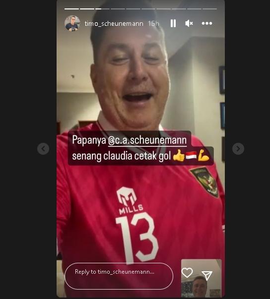 Ekspresi ayah Claudia Scheunemann usai anaknya cetak gol ke gawang Timor Leste. (Instagram/@timo_scheunemann)