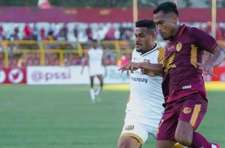 Aksi Ricky Kambuaya saat Dewa United mengalahkan PSM Makassar dengan skor 2-1. (Dok. Dewa United)