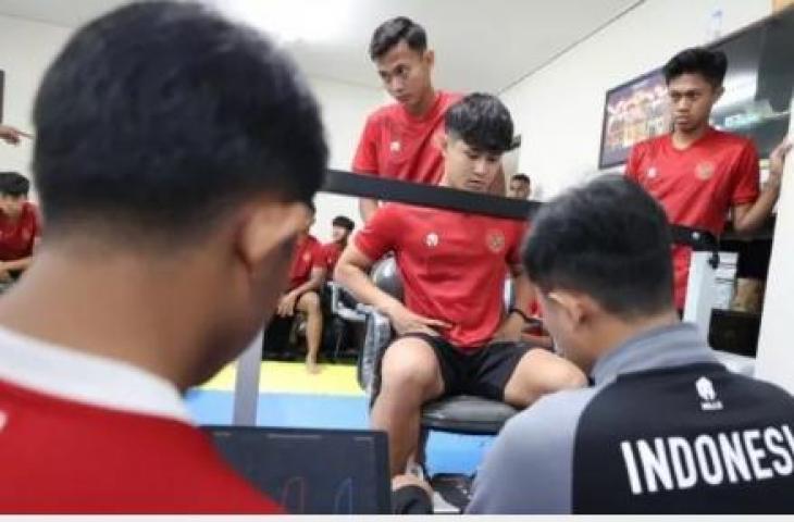 Calon pemain Timnas Indonesia U-17 proyeksi Piala Dunia U-17 2023 menjalani tes kesehatan di hari pertama pemusatan latihan atau training camp (TC) di GBK Arena, Senayan, Jakarta, Senin (10/7/2023). [PSSI]