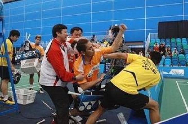 Momen dua pebulu tangkis Thailand adu jotos di ajang Canada Open 2013. (Instagram)