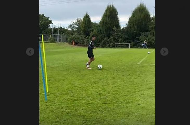 Aksi Marselino Ferdinan saat mencetak di sesi latihan KMSK Deinze. (Instagram/@kmskdeinze)