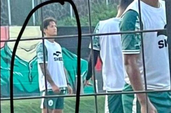 Irfan Bachdim ikut latihan PSS Sleman. (Twitter/@Indostransfer)