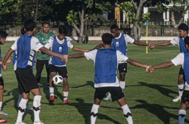 Pesepak bola Timnas Indonesia U-17 mengikuti sesi latihan di Lapangan ABC, Senayan, Jakarta, Kamis (20/7/2023). ANTARA FOTO/Aprillio Akbar/nym.