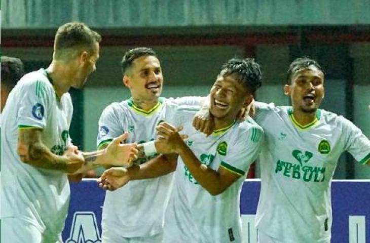 Yandi Sofyan melakukan selebrasi bersama rekan setimnya usai cetak gol cantik saat Persikabo 1973 kalahkan Bhayangkara FC 3-1. (Dok. Persikabo1973)