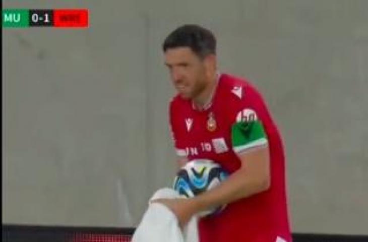 Bek Wrexham AFC, Ben Tozer saat melakukan lemparan ke dalam ala Pratama Arhan saat kalahkan Manchester United. (TikTok)