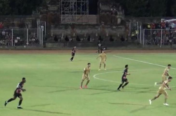 Timnas Indonesia U-17 saat menghadapi Barcelona Juvenil A dalam laga uji coba di GOR Ngurah Rai Denpasar, Bali, Rabu (2/8/2023). ANTARA/Ni Putu Putri Muliantari