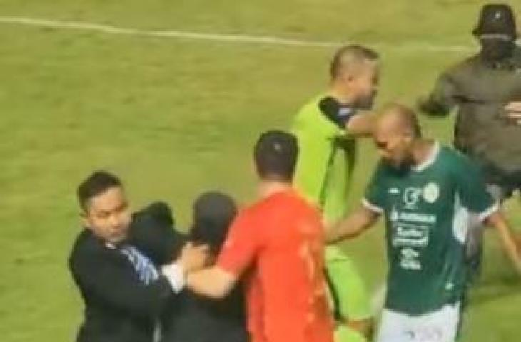 Pitch invader usai laga PSS Sleman vs Persija Jakarta di BRI Liga 1. (Instagram)