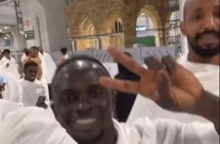 Sadio Mane umrah usai pertandingan bersama Al Nassr. (Twitter/@9NFCBALL)