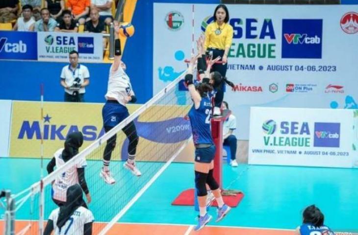 Spike dari pemain Timnas Voli Putri Indonesia Aulia Suci Nurfadila saat menghadapi Vietnam pada SEA V League 2023 putaran pertama yang berlangsung di inh Phuc Gymnasium, Hanoi, Vietnam, Sabtu (05/08/2023) (ANTARA/HO-PP PBVSI)