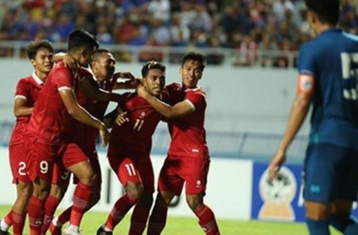 Sejumlah pemain tim nasional U-23 merayakan gol yang dicetak Jeam Kelly Sroyer (kedua dari kanan) pada pertandingan semifinal Piala AFF U-23 melawan Thailand yang dimainkan di Stadion Provinsi Rayong, Thailand, Kamis (24/8/2023). ANTARA/HO-PSSI/pri. (ANTARA/HO-PSSI) (ANTARA/HO-PSSI)