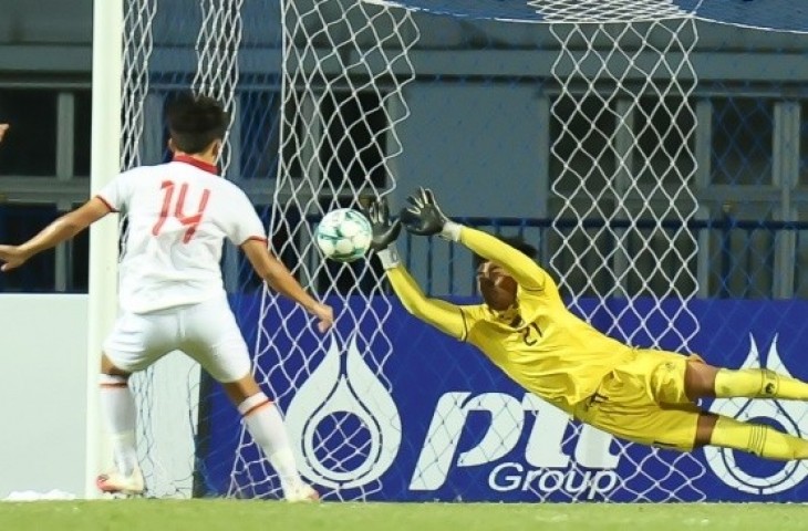 Kiper Timnas Indonesia U-23, Ernando Ari menggagalkan tendangan penalti striker Vietnam U-23, Nguyen Quoc Viet dalam laga final Piala AFF U-23 2023 di di Rayong Province Stadium, Thailand, Sabtu (26/8/2023) malam WIB. [Dok. Twitter/@TimnasIndonesia]