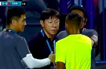 Netizen Ungkap Kalimat Kasar Shin Tae-yong ke Wasit di Final Piala AFF U-23, Berujung Kartu Kuning