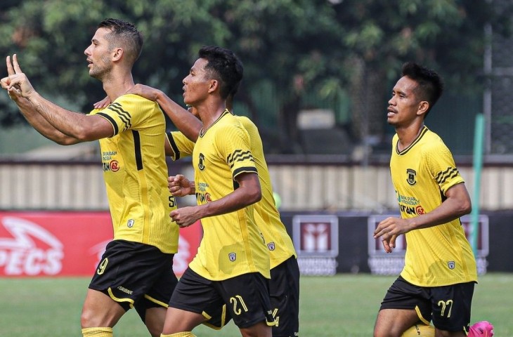 Mengenal lebih jauh sosok Fatjon Celani, penyerang asing milik Perserang Serang yang menjadi salah satu calon top skor kompetisi kasta kedua Indonesia, Liga 2 2023-2024.