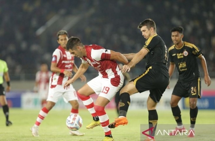 Pesepak bola Persis Solo David Gonzales Gomes Roni (kostum merah putih) berebut bola dengan pesepak bola Persija Jakarta Ondrej Kudela (hitam hitam) pada pertandingan BRI Liga 1 di Stadion Manahan, Solo, Sabtu (30/9/2023). ANTARA/HO-Persis Solo.