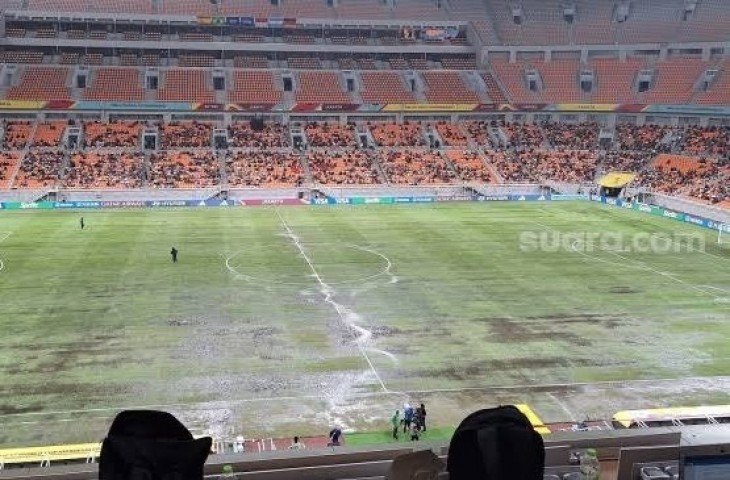 Lapangan JIS tergenang air, laga Brasil U-17 vs Argentina U-17 tertunda. (Suara.com/Adie Prasetyo Nugraha)