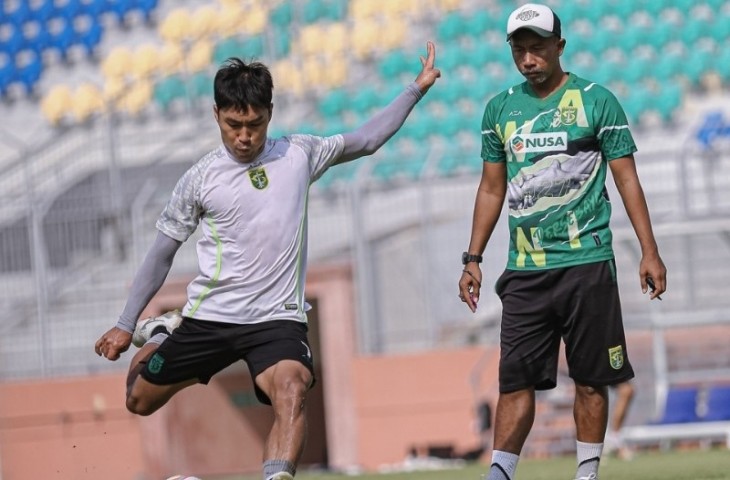 Pelatih caretaker Persebaya Surabaya, Uston Nawawi 