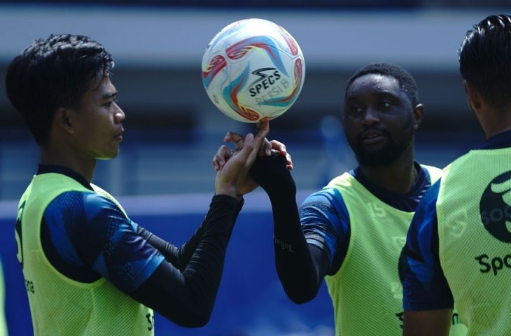 Edo Febriansah bersama eks Persib, Levy Madinda. (MO Persib)