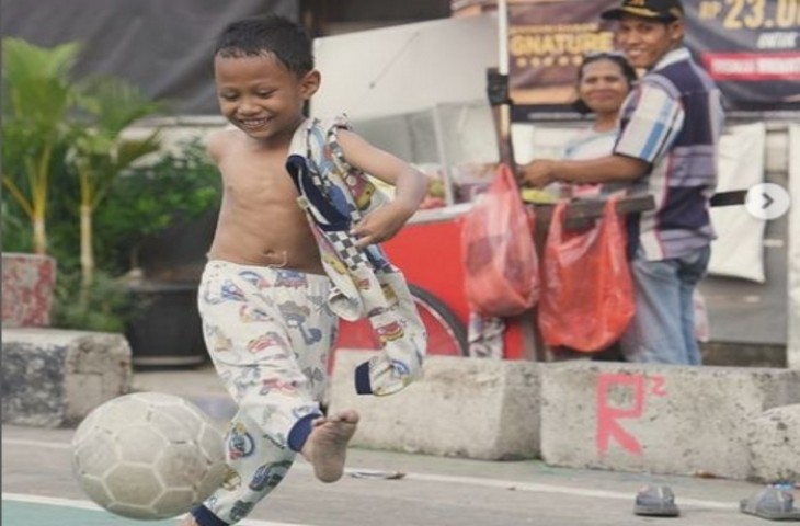 Serunya bermain bola plastik ala anak-anak Indonesia