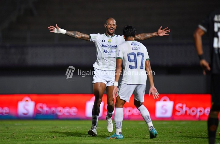 Pemain Persib David Da Silva dan Edo Febriansah merayakan golnya ke gawang Dewa United. (Liga 1)