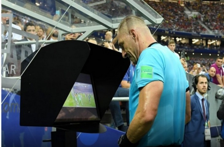 Ilustrasi penggunaan teknologi Video Assistant Referee (VAR) (@liga1hub)