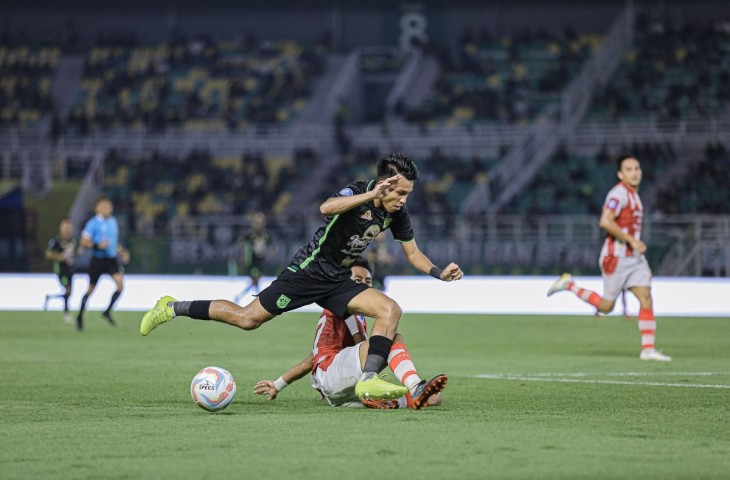 Pemain Persebaya Kasim Botan melakukan akselerasi ke dalam kotak penalti namun digagalkan pemain Persis Solo. (Persebaya)