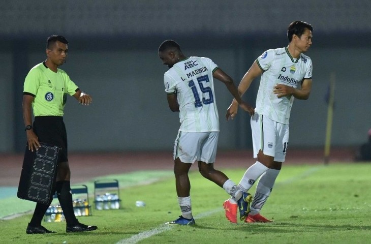 Levy Madinda ditarik keluar lapangan pada pertandingan Persib vs Dewa United. (MO Persib) 