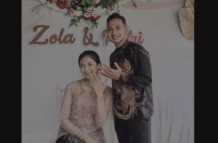 Eks Persib Bandung yang kini perkuat PSIS Semarang, Gian Zola Nasrullah bertunangan dengan perempuan bernama Putri (Tangkapan layar Instagram @nrfdhlhhputrii)