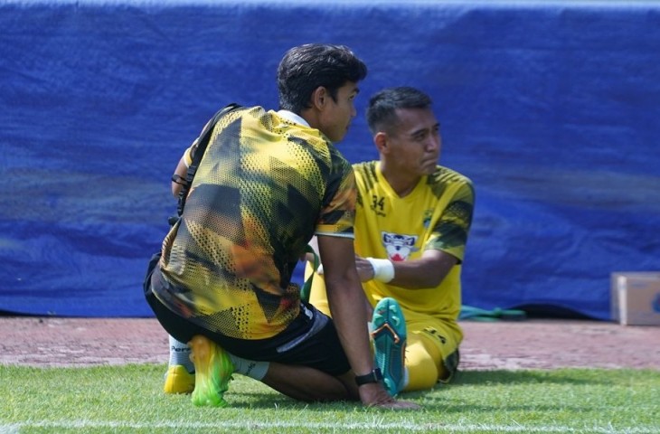 Kiper Persib Reky Rahayu mengalami cedera di tengah latihan Persib. (MO Persib)