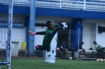 Kiper Muda Persib Belajar Seperti Gelandang, Mengaku Kesulitan di Awal Latihan