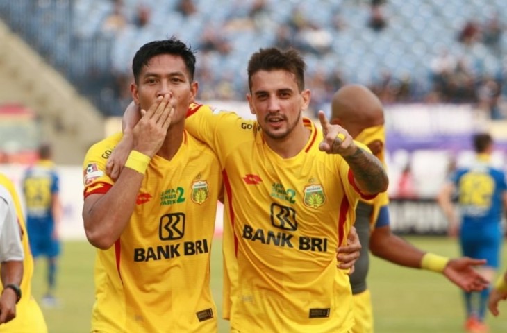 Jajang Mulyana saat masih memperkuat Bhayangkara FC dan mencetak gol ke gawang Persib. (Bhayangkarafc.id) 