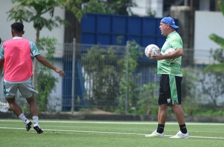 Pelatih Persib Bandung, Bojan Hodak memantau anak asuhnya ketika melakoni agenda latihan. Berdasarkan jadwal Liga 1 2023/2024, duel Persib vs Persis akan digelar 4 Februari 2024 mendatang.