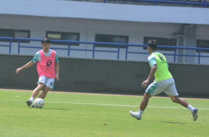 Pemain Persib U-20 yang dilibatkan di latihan Persib senior, Muhammad Adzikry (kiri). (MO Persib)