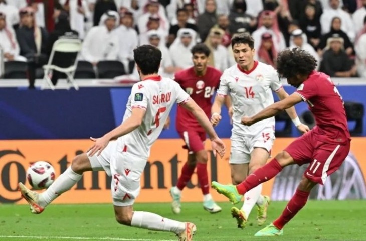 Penyerang Qatar Akram Afif (kanan) melepaskan tembakan pada pertandingan Grup A Piala Asia 2023 melawan Tajikistan di Stadion Al Bayt, Doha, Rabu (17/1/2024). (ANTARA/AFP/HECTOR RETAMAL).